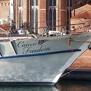 ** Botel Boat & Breakfast Caicco Freedom Italy